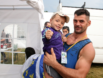 U Maršu mira jako puno mladih ljudi. Ubijenih u genocidu ima se ko sjećati